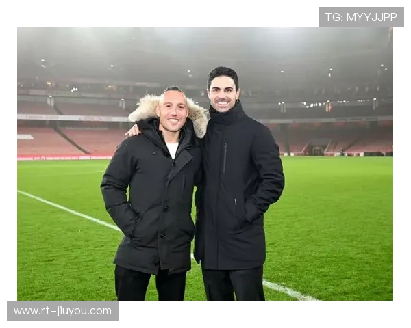 酋长球场氛围预热，焦点战前阿尔特塔与斯洛特的表情